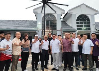 NGA Kor Ming (enam dari kiri) merasmikan naik taraf Medan Selera Greentown Utama di Ipoh hari ini.