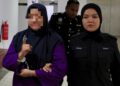 SEORANG wanita yang dipercayai melakukan penipuan dengan menyamar sebagai peguam diiringi anggota polis semasa dibawa ke Mahkamah Kuala Terengganu, Terengganu.