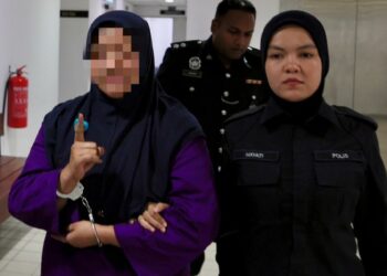 SEORANG wanita yang dipercayai melakukan penipuan dengan menyamar sebagai peguam diiringi anggota polis semasa dibawa ke Mahkamah Kuala Terengganu, Terengganu.