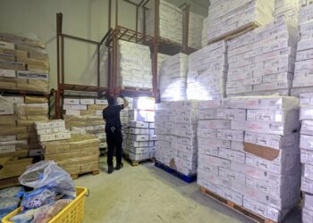 SEBUAH gudang menyimpan ribuan produk sejuk beku seludup di Taman Usahawan Kepong, Kuala Lumpur.