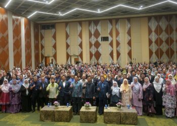 AKMAL Nasrullah Mohd Nasir (depan tengah) bergambar kenangan selepas Majlis Perhimpunan Bulanan Kementerian dan Hala Tuju PADU di Putrajaya. - UTUSAN/FAISOL MUSTAFA