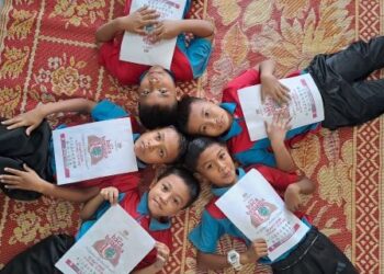 Lima orang murid tahun tiga Sekolah Kebangsaan (SK) Banggu, Kota Baharu menunjukkan poster Jom Baca.