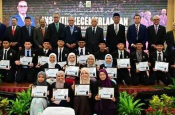 Wan  Rosdy Wan Ismail ( berdiri belakang lapan dari kanan)   bersama pelajar tahfiz Pahang yang cemerlang SPM 2025 dan menerima insentif baru-baru ini.