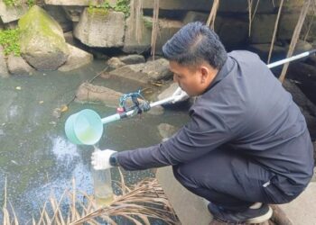 JABATAN Perikanan Negeri Sembilan turun ke lokasi bagi memantau dan mengambil sampel air di Sungai Marong berhampiran Kampung Lakai di Jelebu yang dilaporkan tercemar kelmarin. – IHSAN Jabatan Perikanan