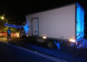 SEBUAH lori merempuh palang had kenderaan berat di laluan sementara Projek Lingkaran Tengah Utama (LTU) di Taman Wangi, Gua Musang, Kelantan.