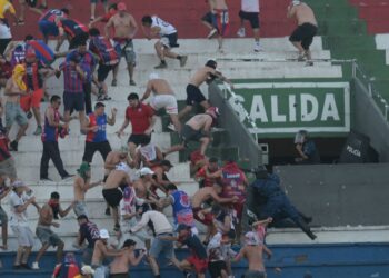 Sekurang-kurangnya enam anggota polis cedera, termasuk seorang parah, manakala kira-kira 100 individu ditahan untuk siasatan lanjut. - AFP