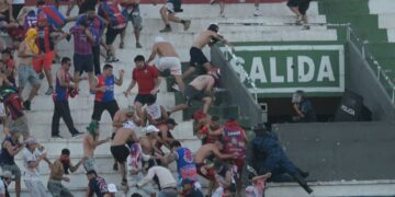 Sekurang-kurangnya enam anggota polis cedera, termasuk seorang parah, manakala kira-kira 100 individu ditahan untuk siasatan lanjut. - AFP