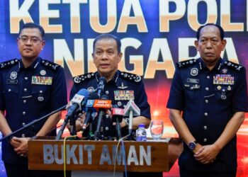 MOHD. Khalid Ismail pada sidang akhbar di Bukit Aman, Kuala Lumpur hari ini.-UTUSAN/SHIDDIEQIIN ZON