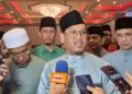 AHMAD Faizal Azumu bercakap kepada pemberita semasa Majlis Terbuka Aidilfitri Bersatu Negeri Perak di Pusat Konvensyen Tun Samy Vellu di Sungai Siput, Perak malam tadi.