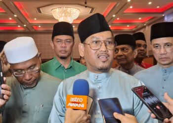 AHMAD Faizal Azumu bercakap kepada pemberita semasa Majlis Terbuka Aidilfitri Bersatu Negeri Perak di Pusat Konvensyen Tun Samy Vellu di Sungai Siput, Perak malam tadi.