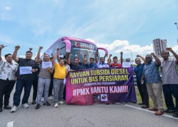 KESEMUA pengusaha dan pemandu bas pada sidang akhbar mengenai rayuan subsidi diesel untuk bas persiaran di Dewan Beringin Taman Seri Gombak di sini, hari ini. - UTUSAN/SYAKIR RADIN