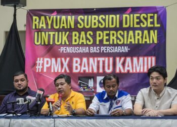 MAHAZIR Mat Din (dua dari kiri) ketika bercakap pada sidang akhbar mengenai rayuan subsidi diesel untuk bas persiaran di Dewan Beringin Taman Seri Gombak di sini, hari ini. - UTUSAN/SYAKIR RADIN