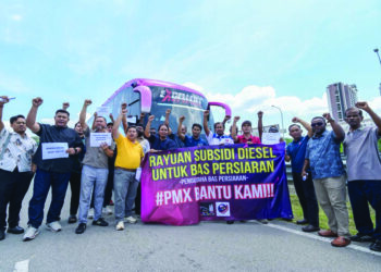 ANTARA pengusaha dan pemandu bas membuat rayuan subsidi diesel untuk bas persiaran di Taman Seri Gombak, Selangor. - UTUSAN/SYAKIR RADIN