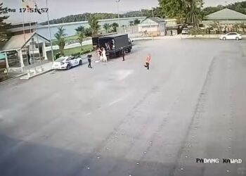 TANGKAP layar video yang tular menunjukkan seorang tahanan reman melarikan diri daripada kawalan pihak polis di Penjara Sungai Buloh.