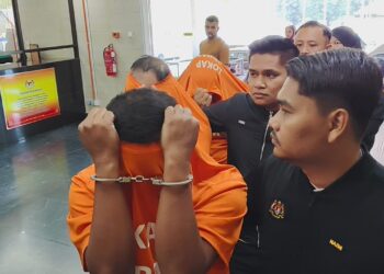 EMPAT individu termasuk dua pensyarah dibawa ke Mahkamah Majistret Ipoh untuk permohonan reman berkaitan kes rasuah bernilai RM5 juta.