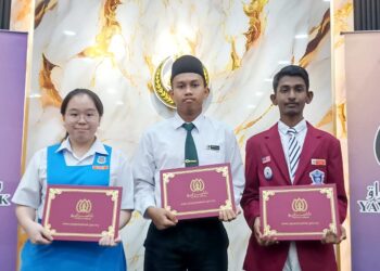 (DARI kanan) Nirosh Navintheran, Mior Muhammad Amir Farhan Mior Nizam dan Lai Ke Ying menerima Biasiswa Menteri Besar Perak  bernilai RM1,000 setiap seorang pada majlis penyampaian di Ipoh baru-baru ini. - UTUSAN/MEGAT LUTFI MEGAT RAHIM