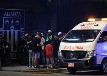 Penyokong dan sebuah ambulans di luar Stadium Alejandro Villanueva di Lima, Peru, semalam. - AFP