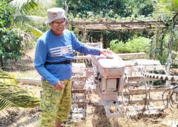 SEORANG pesawah mengakui kenaikan diesel memberi tekanan kepada mereka untuk memulakan kerja-kerja menanam padi bagi musim baharu di Tumpat, Kelantan. -UTUSAN/ROHANA ISMAIL