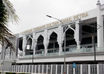 LAPANGAN Terbang Sultan Ismail Petra, Pengkalan Chepa, Kota Bharu, Kelantan sudah mampu mengendalikan penerbangan bertaraf antarabangsa.- UTUSAN/KAMARUL BISMI KAMARUZAMAN