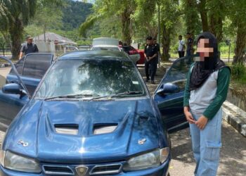 SALAH seorang wanita warga asing yang ditahan kerana dipercayai cuba menyeludup petrol ke negara jiran di Durian Burung, Padang Terap.