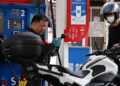 PENDUDUK Hong Kong terpaksa membayar harga petrol paling tinggi di dunia. - AFP