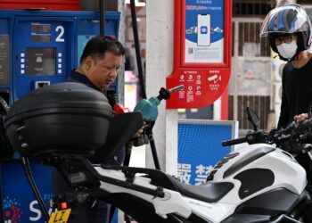 PENDUDUK Hong Kong terpaksa membayar harga petrol paling tinggi di dunia. - AFP