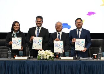 AZUREEN Azita Abdullah (dari kiri) bersama Azrul Osman Rani dan Datuk Anuar Ahmad serta Mazlie Minhat pada AGM ke-44 hari ini.