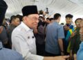 ANWAR Ibrahim (kiri) beramah mesra dengan rakyat pada Majlis Sesi Rahmah Mesra dan Lawatan ke Masjid Gong Chapa, Pasir Puteh, Kelantan. - UTUSAN/ROHANA ISMAIL