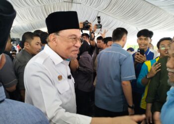 ANWAR Ibrahim (kiri) beramah mesra dengan rakyat pada Majlis Sesi Rahmah Mesra dan Lawatan ke Masjid Gong Chapa, Pasir Puteh, Kelantan. - UTUSAN/ROHANA ISMAIL