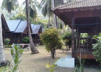 KEADAAN chalet di Pulau Tioman di Rompin, Pahang yang sepi tanpa kehadiran pelancong.