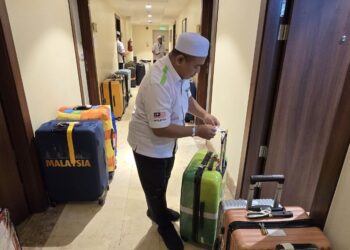 MUHAMMAD Fauzi Muniran melakukan persiapan terakhir sebelum ketibaan jemaah haji Malaysia dari Madinah ke hotel penginapan Al-Tayseer, Mekah.