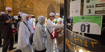 JEMAAH haji Malaysia menaiki bas dari Hotel Abraj Al Tayseer ke Stesyen Bas Jarwal yang terletak berhampiran Masjidil Haram, Mekah.