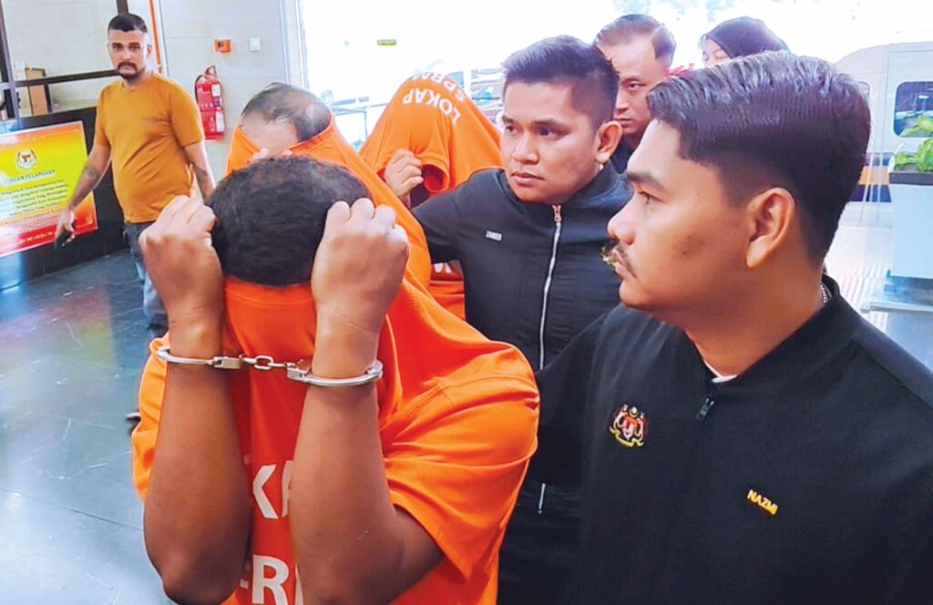 Empat individu termasuk dua pensyarah direman