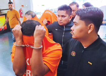 EMPAT termasuk dua pensyarah dibawa ke Mahkamah Majistret Ipoh untuk permohonan reman berkaitan kes rasuah bernilai RM5 juta.
