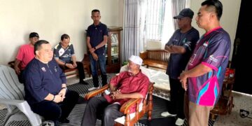 Akramuddin Abdul Aziz berbual dengan Rahim Kasim di Taman Perwira Cheng petang semalam. UTUSAN/AMRAN MULUP