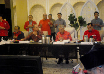 AHMAD Zahid Hamidi mempengerusikan mesyuarat MKT UMNO di MITC, Melaka malam tadi. - UTUSAN/AMRAN MULUP