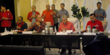 AHMAD Zahid Hamidi mempengerusikan mesyuarat MKT UMNO di MITC, Melaka malam tadi. - UTUSAN/AMRAN MULUP