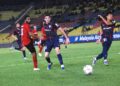 Percubaan pemain Melaka FC, Aroon Kumar Ramaloo (kiri) berjaya dihalang pemain JDT, Oscar Aribas dalam perlawanan bola sepak Liga Super di Stadium Hang Jebat, malam ini. UTUSAN/AMRAN MULUP