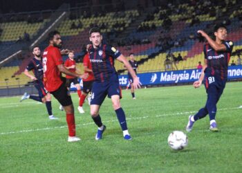 Percubaan pemain Melaka FC, Aroon Kumar Ramaloo (kiri) berjaya dihalang pemain JDT, Oscar Aribas dalam perlawanan bola sepak Liga Super di Stadium Hang Jebat, malam ini. UTUSAN/AMRAN MULUP