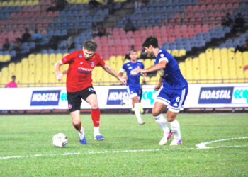 Pemain Melaka FC, Dino Kalesic (kiri) cuba melepasi halangan pemain Sabah FC, Jose Angel Alonso dalam aksi Liga Super di Stadium Hang Jebat malam ini. UTUSAN/AMRAN MULUP