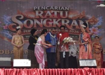 AARON Ago Dagang (enam dari kanan) menyerahkan trofi kepada Ratu Songkran pada Majlis Perasmian Perayaan Etnik Siam Songkran Kebangsaan di Wat Macchimaprasit, Jejawi, Arau, Perlis, hari ini. - UTUSAN/ASYRAF MUHAMMAD