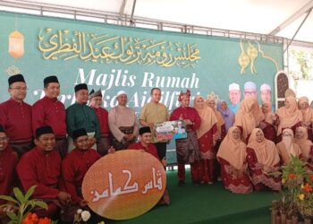 AHMAD Samsuri  Mokhtar (tengah) menyampaikan hadiah kepada reruai terbaik kepada Pas Kemaman pada Majlis Rumah Terbuka Aidilfitri Pas Terengganu di Kuala Terengganu.- UTUSAN/ERMA YUSNIDA JUSOH