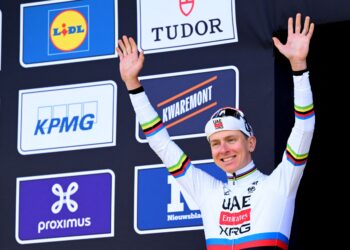 TADEJ Pogacar dari pasukan UAE Team Emirates meraikan kemenangan di podium selepas menjuarai perlumbaan klasik Tour of Flanders sejauh 278 kilometer dari Antwerp ke Oudenaarde di Haaltert, Belgium, hari ini. - AFP