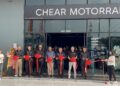 MOHD. Yusri Hassan Basri (tengah) memotong riben sempena perasmian bilik pameran baharu BMW Chear Motorrad di Shah Alam, Selangor, semalam. - UTUSAN/ZABRY MOHAMAD