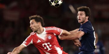 PEMAIN tengah Bayern Munich, Leon Goretzka  (kiri) cuba merebut bola dengan pemain Paris Saint Germain, Joao Neves dalam aksi separuh akhir pertama Liga Juara-Juara, semalam. - AFP