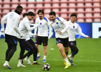 PEMAIN Paris Saint-Germain mengadakan sesi latihan rasmi sebelum menentang Liverpool dalam aksi kedua uku akhir Liga Juara-Juara di Anfield, esok. - AFP
