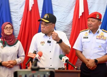 SAIFUDDIN Nasution Ismail (tengah) dalam sidang akhbar selepas Program Jelajah Wira Madani Maritim Malaysia di Akademi Maritim Sultan Ahmad Shah (AMSAS) di Kuantan, Pahang. - UTUSAN/SHAIKH AHMAD RAZIF