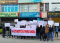 SEKUMPULAN individu mengadakan protes di hadapan pejabat Invoke Solutions Sdn Bhd, di sini hari ini dan menyerahkan memorandum bagi menggesa Rafizi agar berundur dari dunia politik.