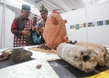 RAZALI Idris (kiri) melawat reruai pameran pada Ijtimak Antarabangsa Perpaduan Ummah Kali Ke-5 dan Himpunan Alam Melayu 2026 yang diadakan di pekarangan Kompleks Sukan Negeri Terengganu, Kuala Nerus, Terengganu. -UTUSAN/PUQTRA HAIRRY