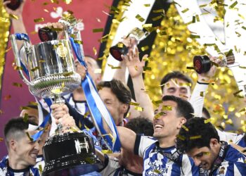 PEMAIN Real Sociedad meraikan kejayaan mereka menjulang trofi Copa del Rey, semalam. - AFP